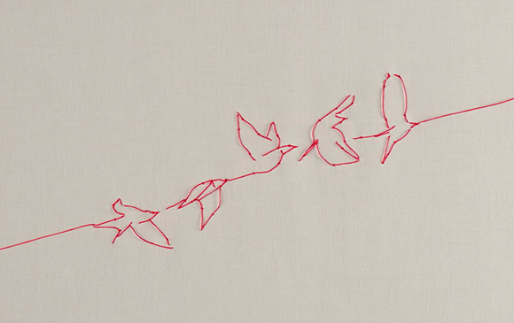 La imagen muestra un arte minimalista compuesto por cinco aves que representan golondrinas. Las aves están representadas mediante contornos rojos, y parecen estar en vuelo, conectadas por una única línea continua. El fondo es sencillo y de color claro, lo que resalta los contornos rojos de las aves. La simplicidad elegante de las aves en movimiento se captura a través de estas líneas abstractas.